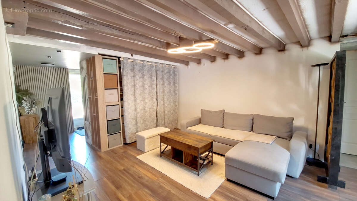 Maison en pierre rénovée avec dépendances et fort potentiel - photo 9