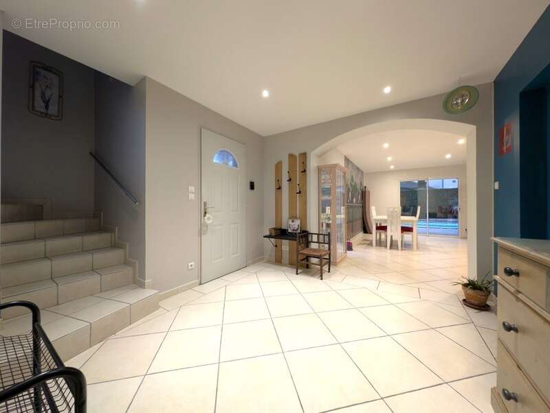 Maison à COMMELLE-VERNAY