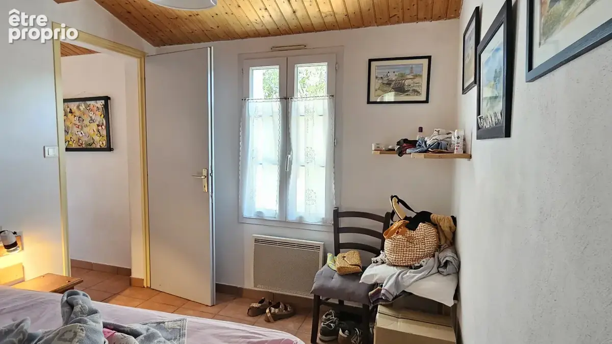 Maison familiale en très bon état en plein centre de l'Epine et à 500 mètres de la plage Saint-Jean. - photo 9