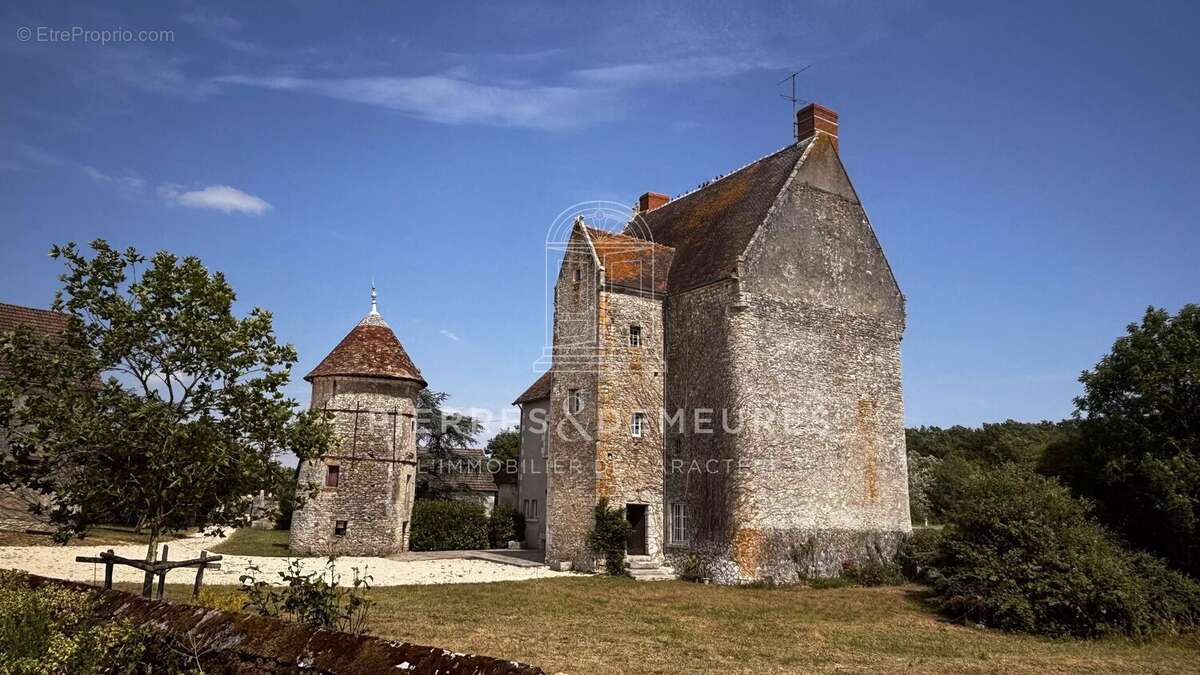 Domaine avec manoir et ses annexes sur 176ha de prairie et bois - photo 3