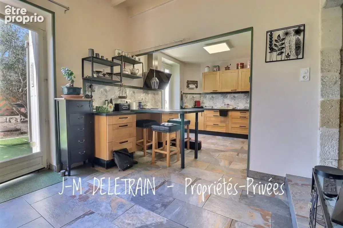 Vélines, maison de bourg en pierre avec atelier d'artiste et grandes dépendances - photo 4