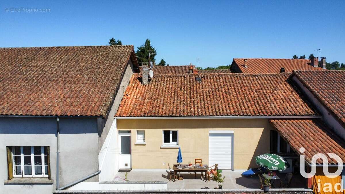 Maison 303 m² à Les Salles-Lavauguyon  - photo 3