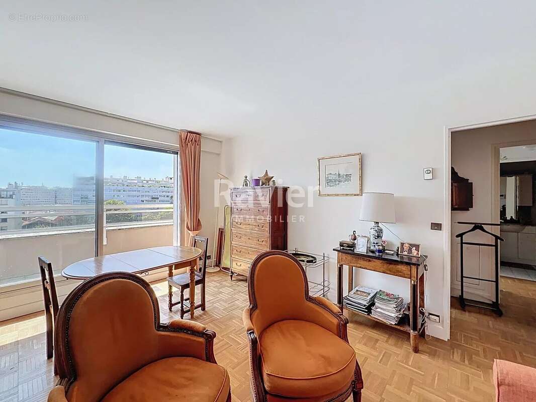 Appartement à PARIS-16E