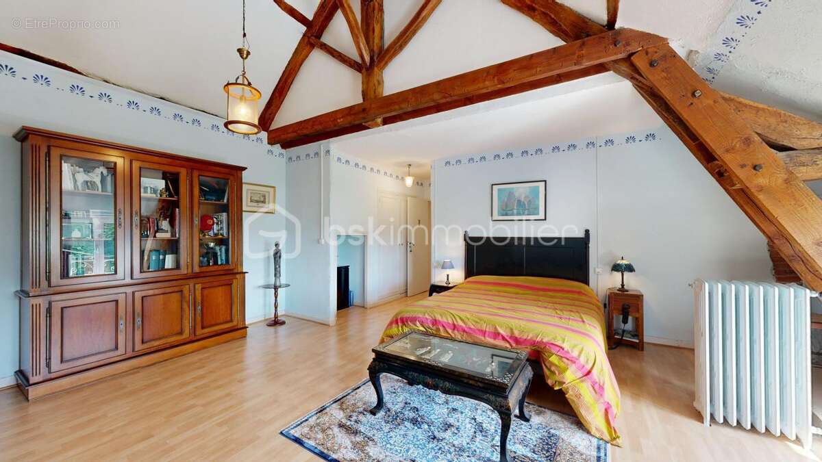 Une maison de caractère avec piscine intérieur au cœur d’un environnement paisible - photo 17
