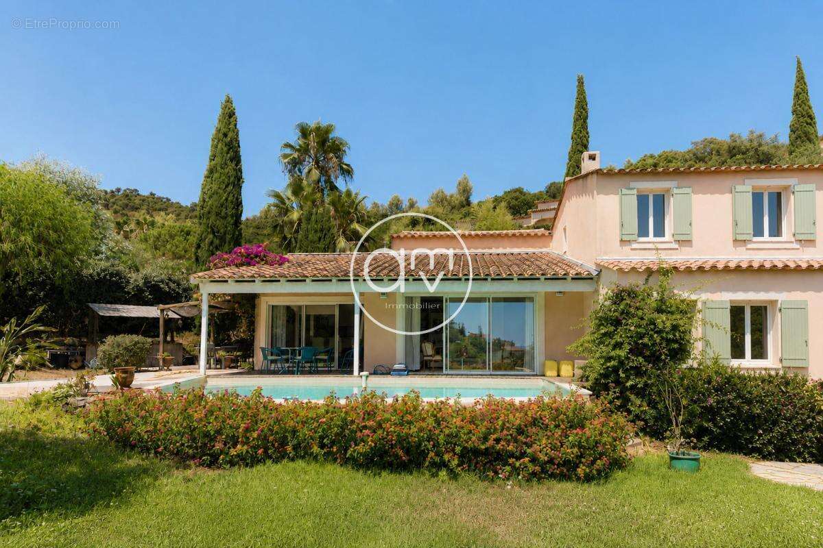 Photo Maison à Hyeres au prix de 890 000€