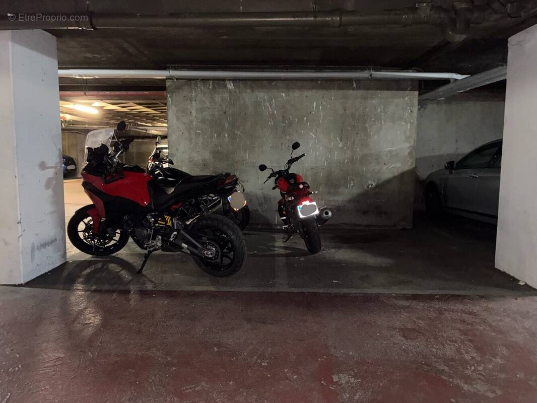 Parking à PARIS-12E
