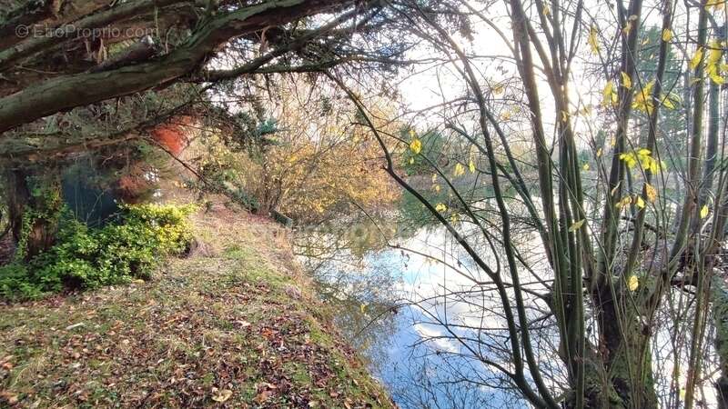Terrain à MEZIERES-SUR-OISE