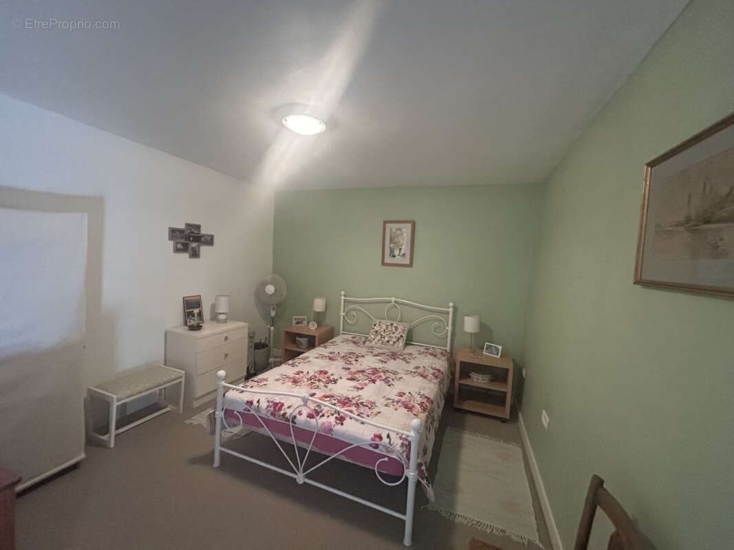 Maison de village rénovée avec gout, 2 chambres, services a 2 pas. - photo 4