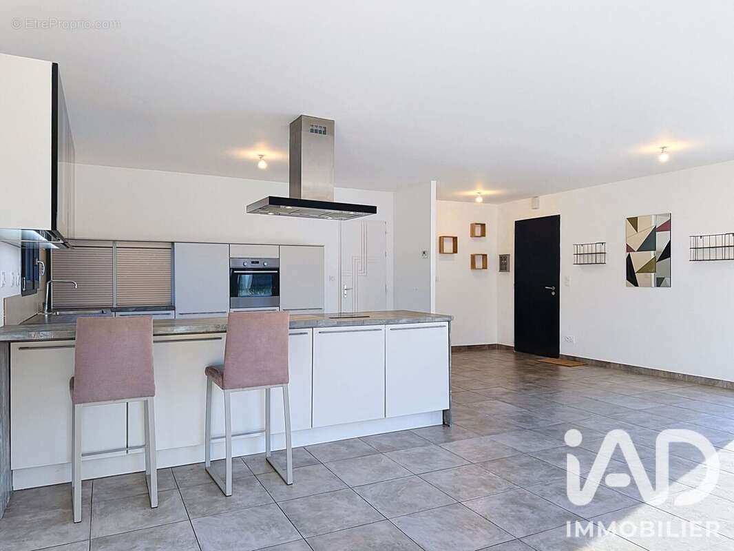 Maison 106 m² à Bussac-Foret  - photo 2