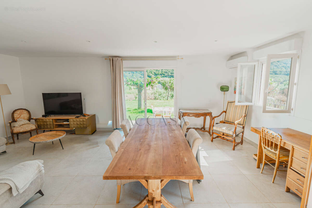 Maison avec terrain constructible de 4 260 m2 et permis accordé   Bonifacio, Vallée Saint-Julien - photo 2