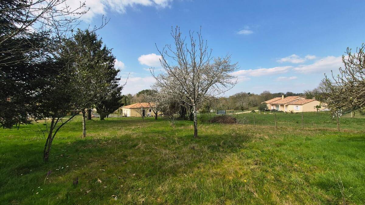 Terrain à EGLISE-NEUVE-DE-VERGT
