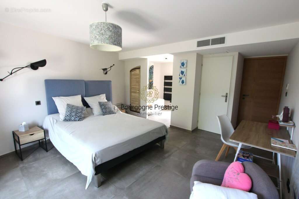 Elegante longere de caractere de 338 m² entierement renovee avec piscine et parc de 3108 m² - photo 17