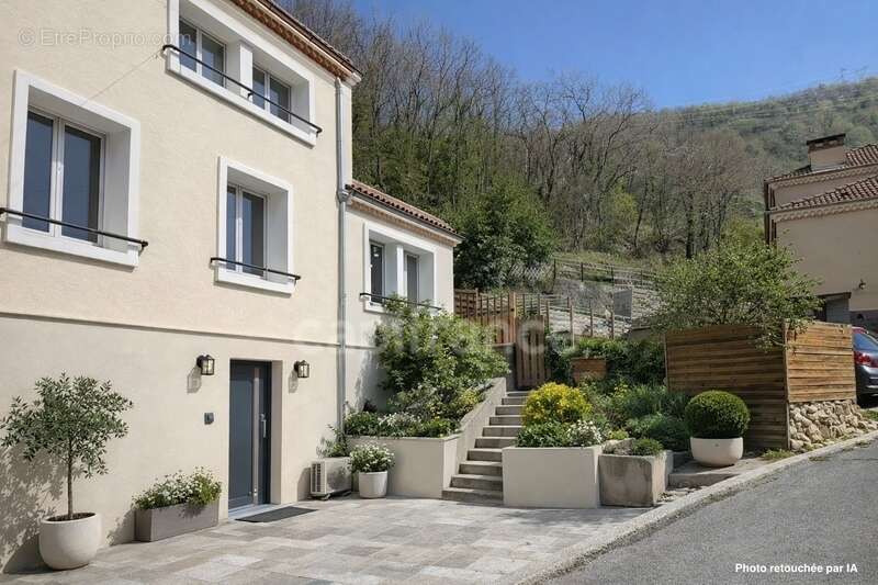 Maison mitoyenne + studio indépendant : 104 m2 au total + Garage fermée - CLANS (06) - photo 9