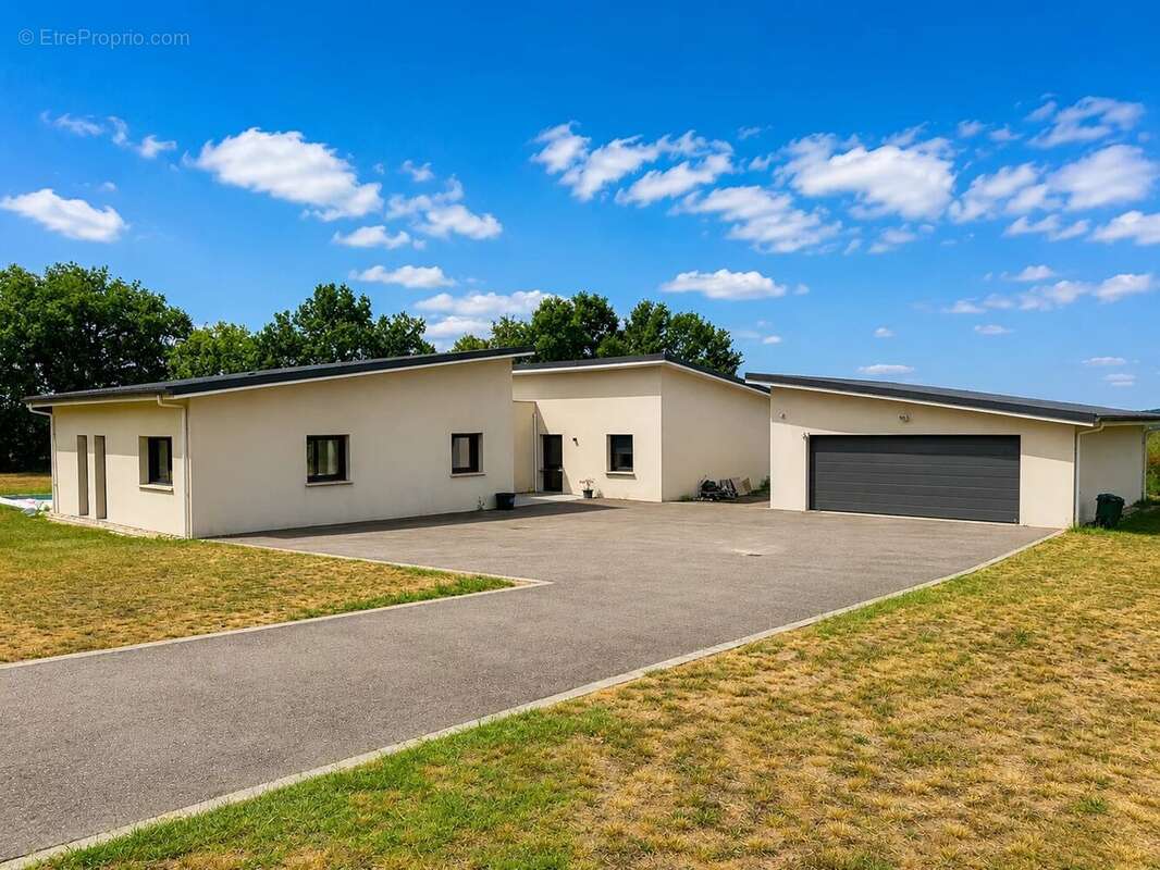 Maison d'architecte avec vue dominante, terrain et garage. - photo 2