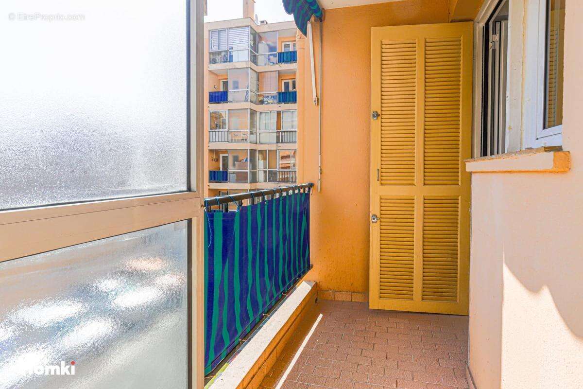 Golfe-Juan – Centre-ville  3 pièces traversant avec terrasse, balcon et garage - photo 6