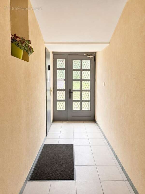 Hall d'entrée des 4 T3 - Appartement à BELLAC