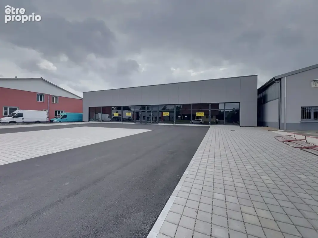 Local commercial neuf de 735 m2 - photo 1