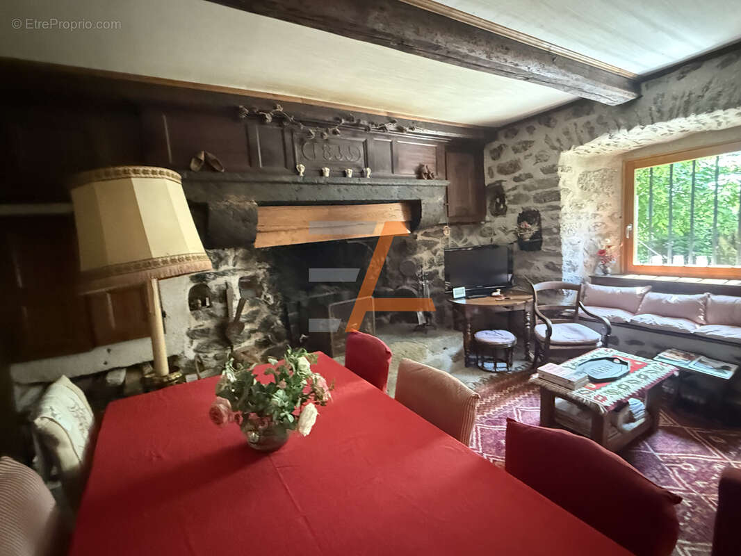 Maison à SAINT-JULIEN-CHAPTEUIL