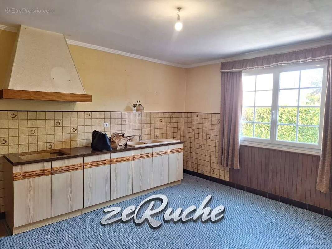 À VENDRE - Ensemble immobilier avec dépendances et beau jardin à Valambray - photo 10