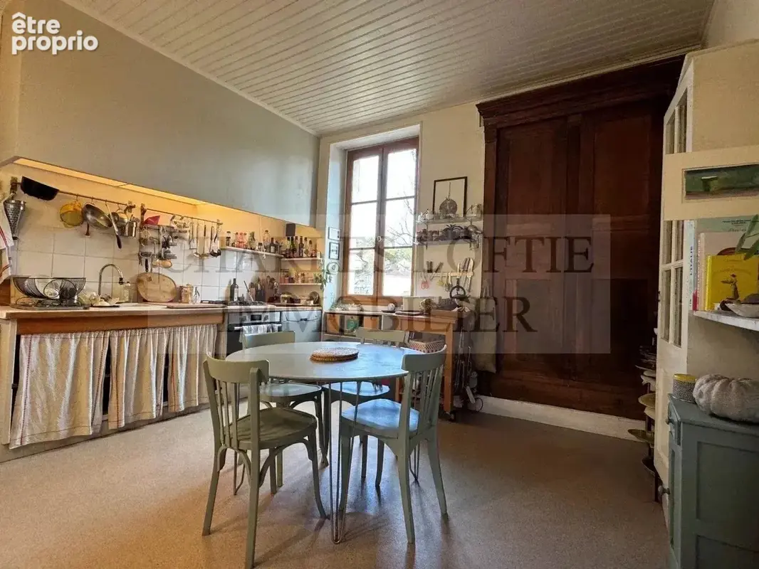 Imposante maison ancienne de caractère restaurée sur sous-sol avec dépendances, sur un terrain arboré de 3 782 m² - photo 6