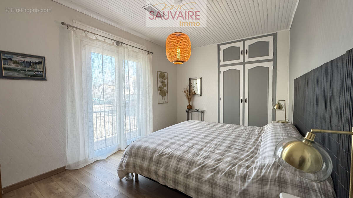 Maison à SAINT-LAURENT-DE-LA-SALANQUE