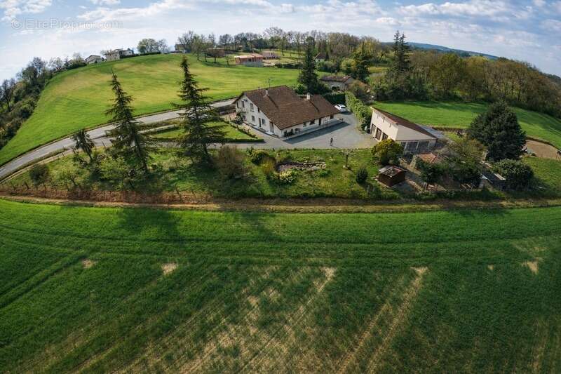Grande propriété + 9 pièces comprenant 2 logements – 264 m² – Terrain arboré – Sans vis-à-vis Situation  Labessière-Candeil – À  - photo 2