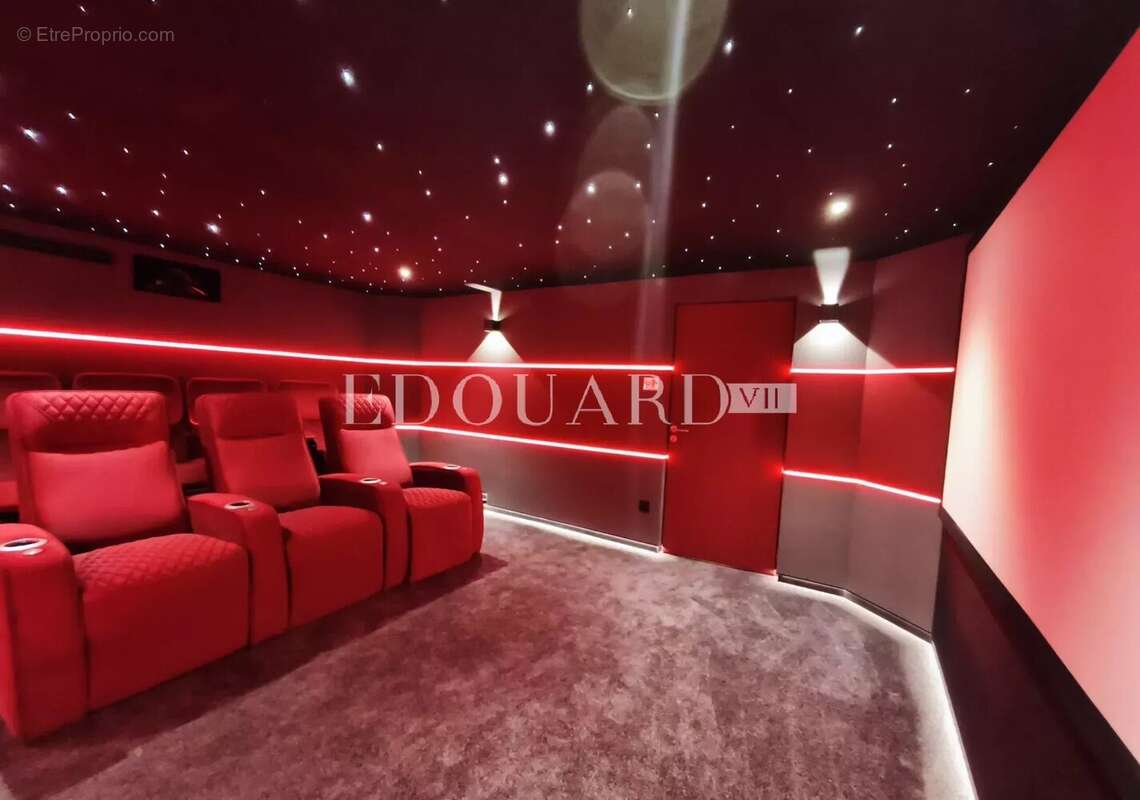 Splendide propriété de 300 m² en excellent état avec home cinéma, superbe piscine et pool house - photo 34