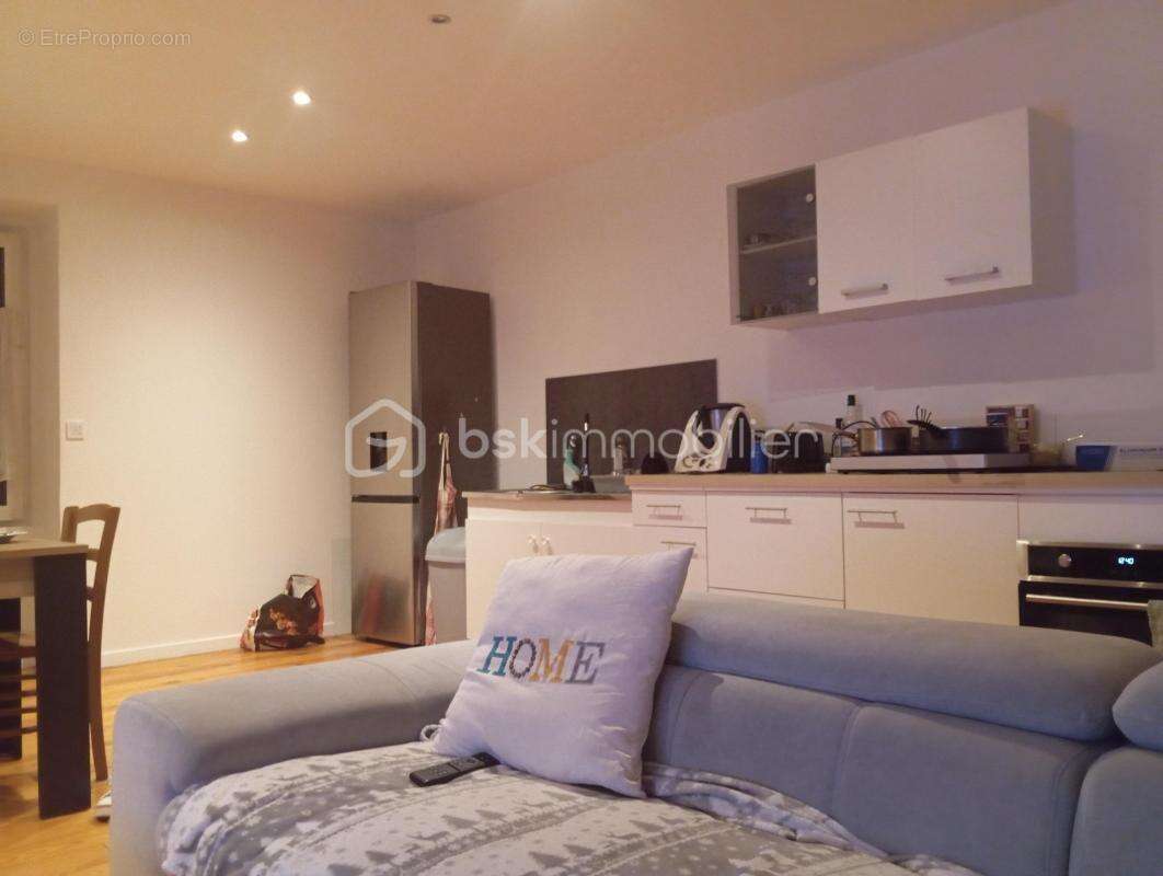 Commerce à LA CHAPELLE-DE-LA-TOUR