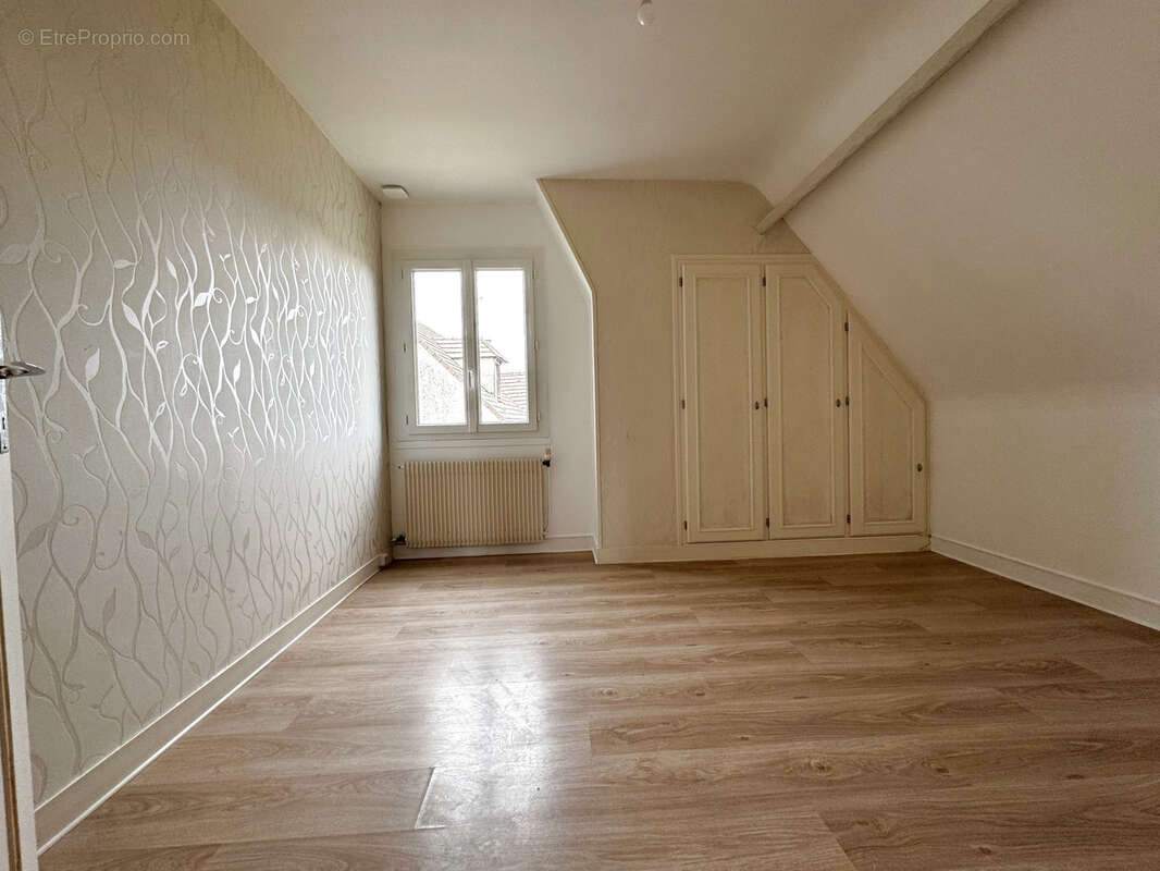 Thiers-sur-Thève, Maison individuelle sur 824 m2 de terrain - photo 4