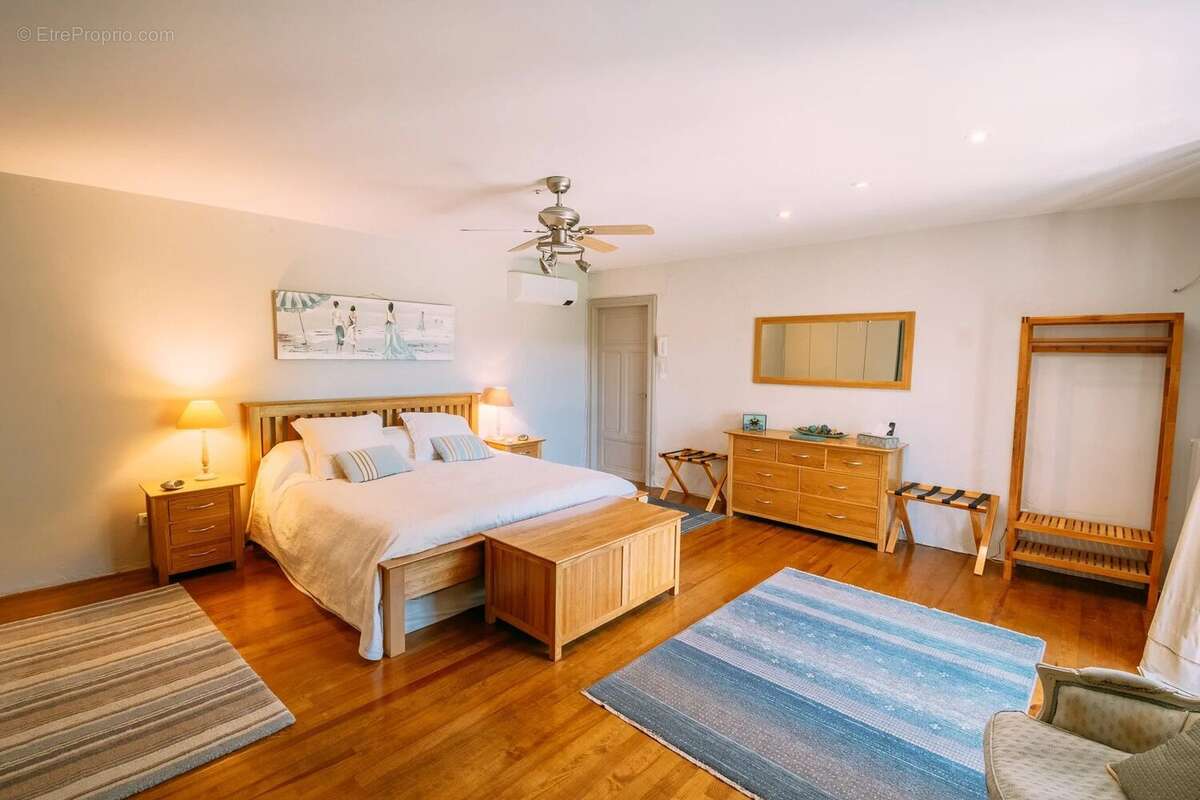 Charmante Propriété en Pierre de 5 Chambres au Cœur du Triangle d'Or - photo 10