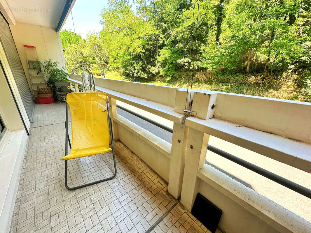 LEONE IMMOBILIER vous propose ce spacieux appartement T3 de 78 m2 avec balcon à Sainte-Foy-lès-Lyon. - photo 2