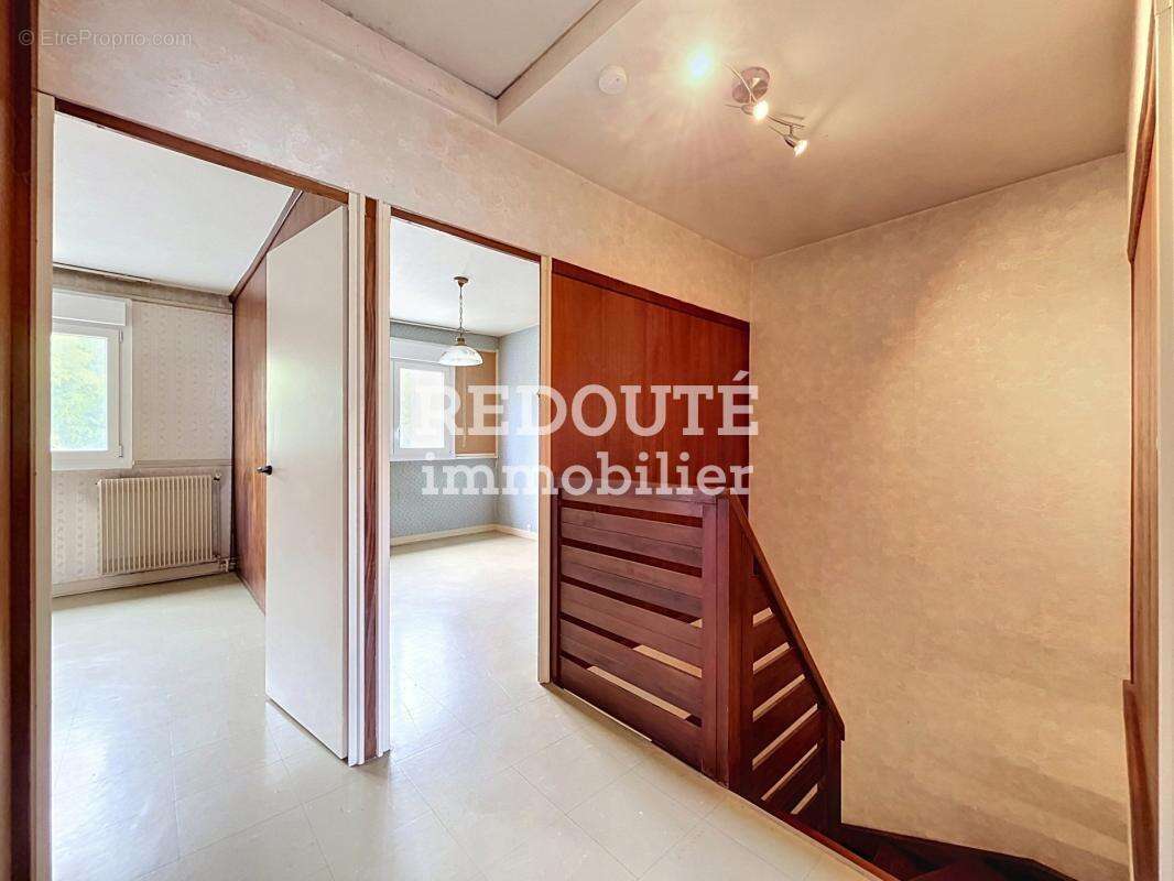 A vendre, maison de type 6 à rénover - photo 7