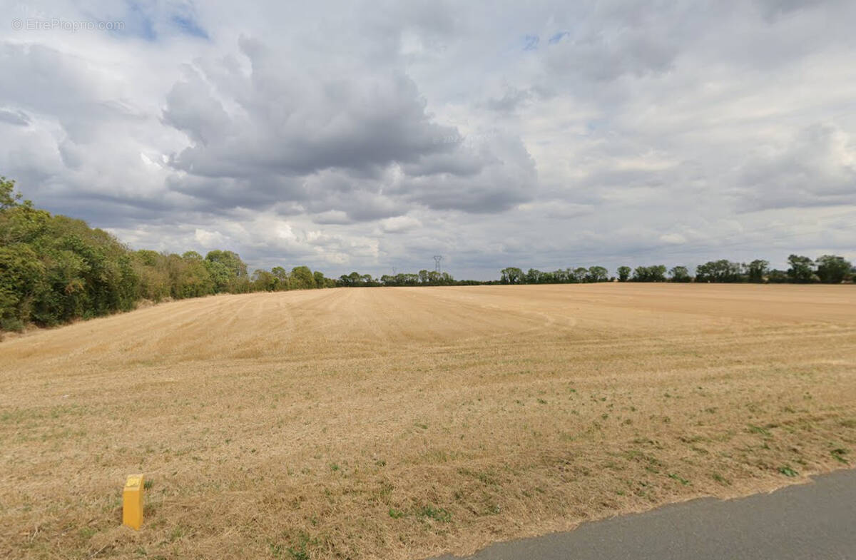 Terrain à FONTAINE-ETOUPEFOUR