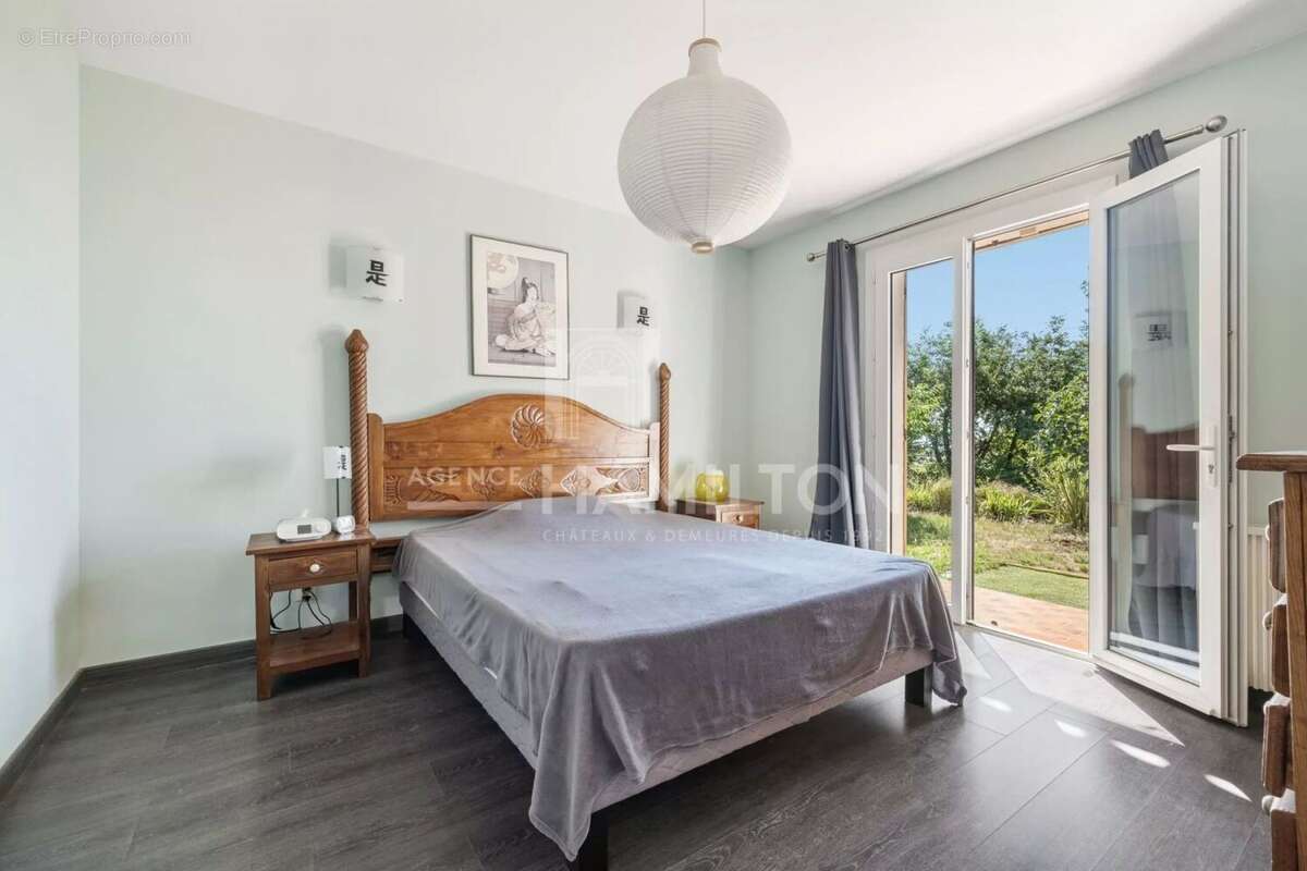 Maison à CHATEAUNEUF-GRASSE