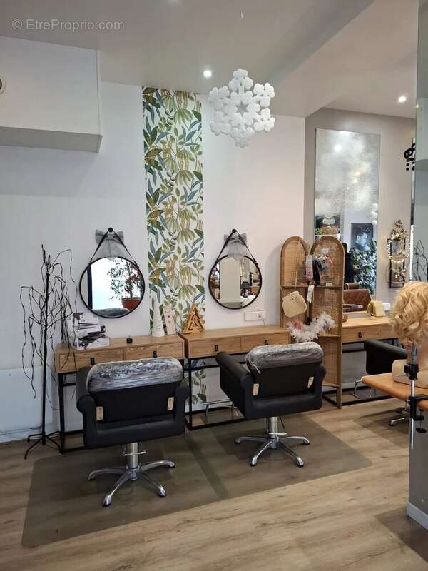 Commerce à MAGNY-LES-HAMEAUX