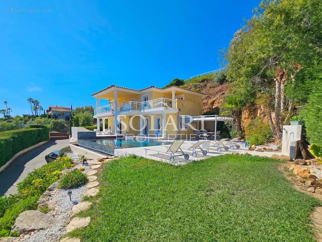 Villa avec piscine à débordement et vue panoramique sur la mer - photo 6