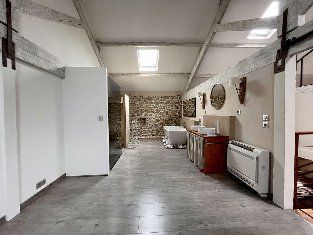 207 m2 au coeur du village avec terrasse et garage - photo 10