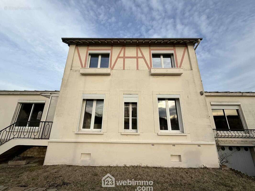 D'une surface habitable de 163 m² - Maison à LAON