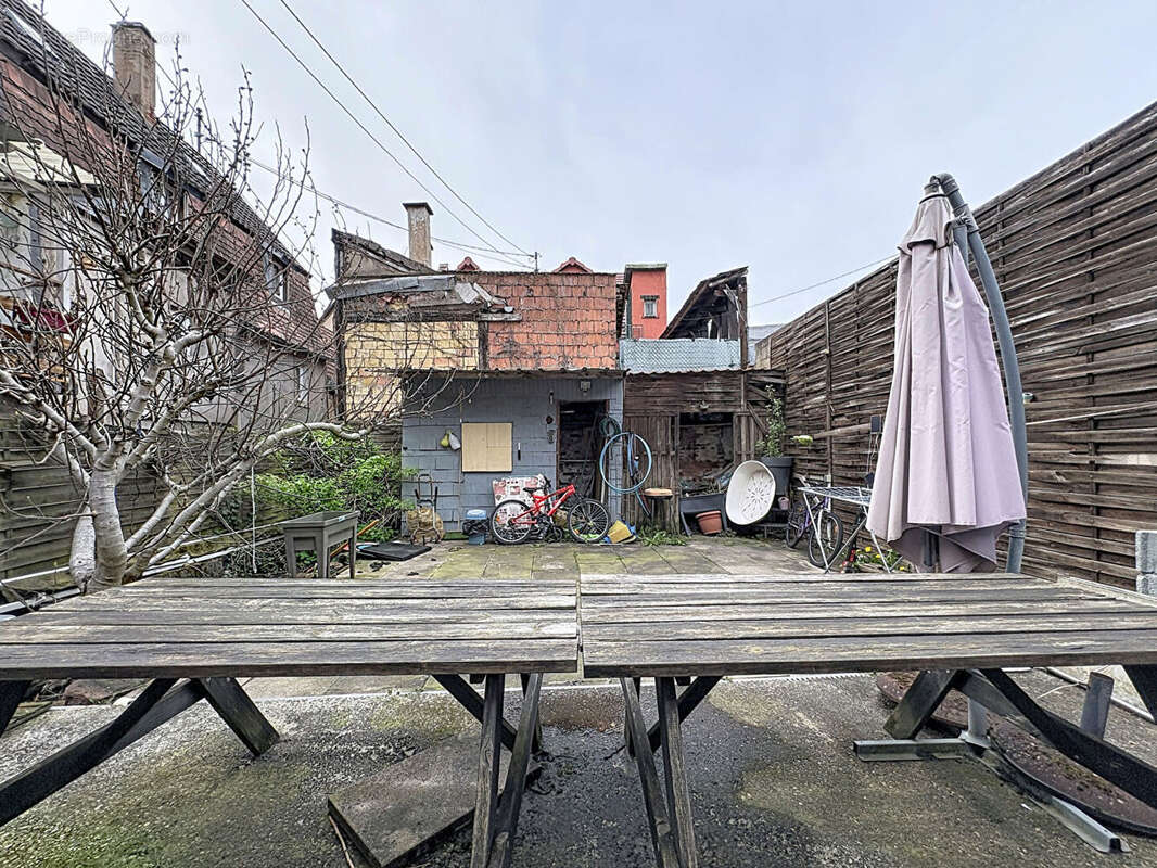 Maison de ville avec terrasse à rénover - photo 2