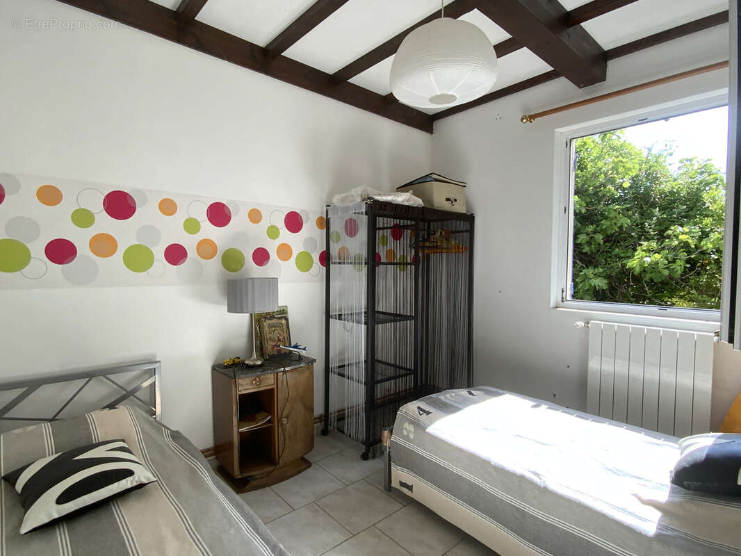 Villa de plain pied au calme , terrain avec piscine et vue dégagée. - photo 12