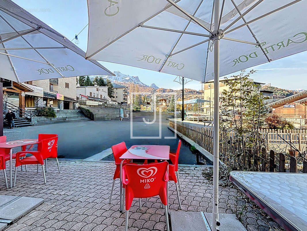 Commerce à ENCHASTRAYES