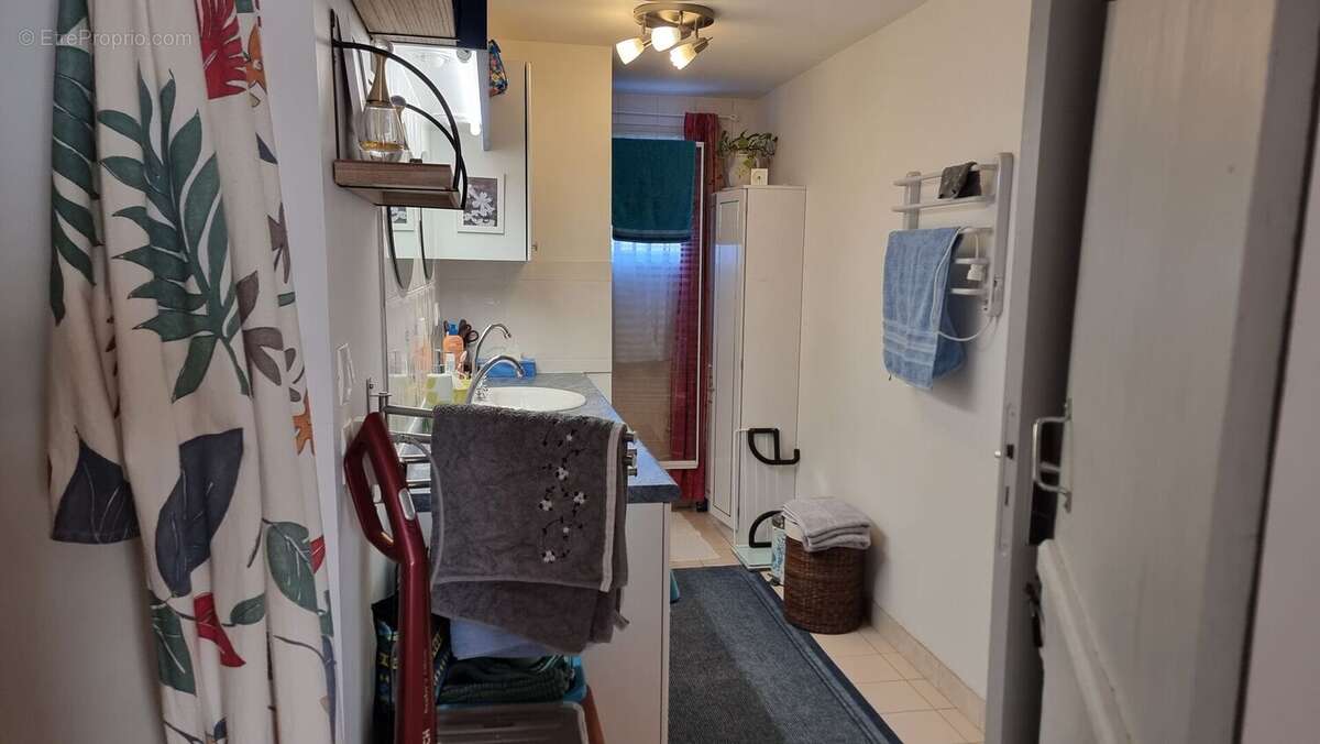 Salle d'eau - Maison à LACAPELLE-MARIVAL