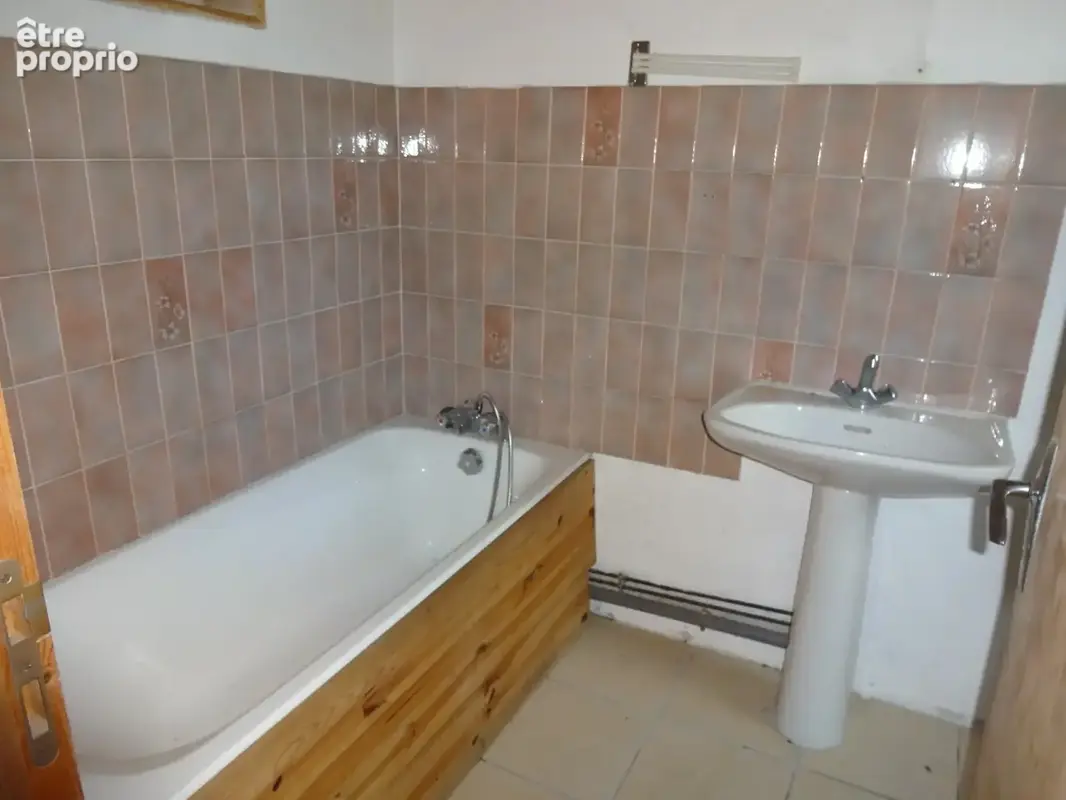 10 min BELLAC, Maison rénovée en partie, avec partie habitable et jardin - photo 6