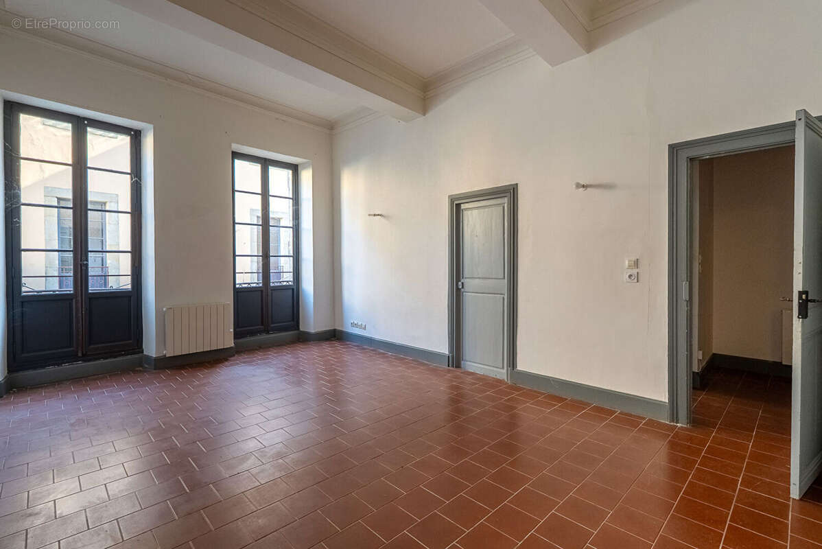 CARCASSONNE - PROCHE GAMBETTA  Superbe immeuble rénové avec cour (7 appart. 2 com.) sans copropriété - photo 7