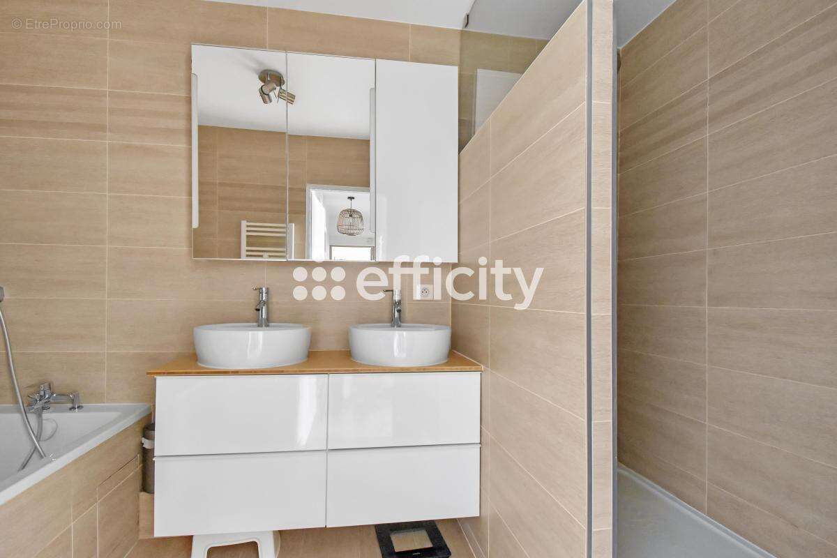 Appartement à COURBEVOIE