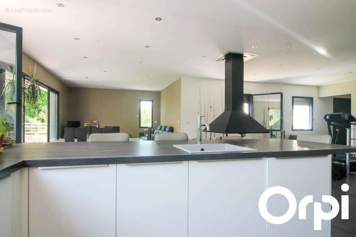 Maison à SAINT-LAURENT-DE-LA-PREE