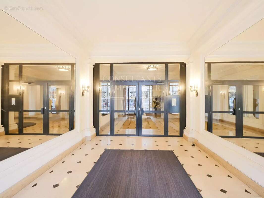 Appartement à PARIS-16E