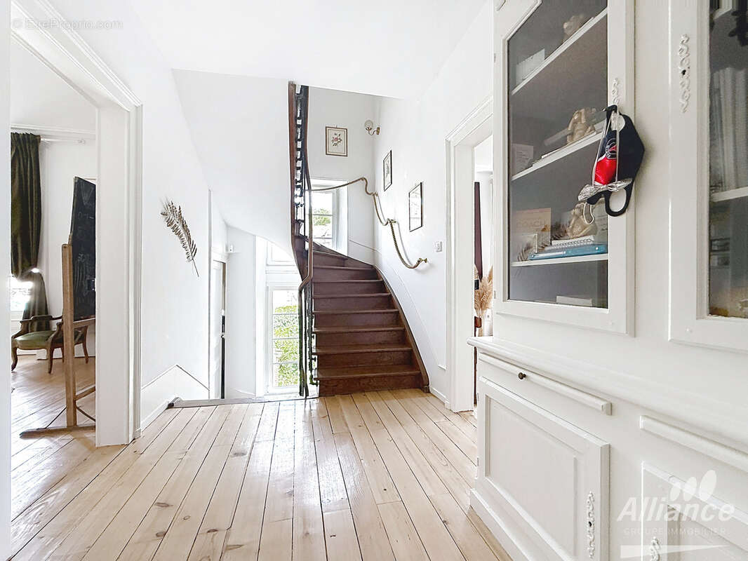 Une adresse d'exception - l'elegance intemporelle d'une demeure de caractere. - photo 3