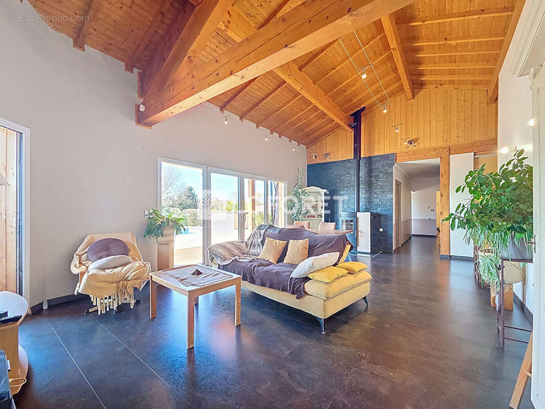 Maison à DOMPIERRE-SUR-VEYLE