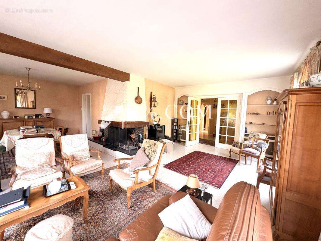 Grande maison avec jardin et sous-sol - photo 2